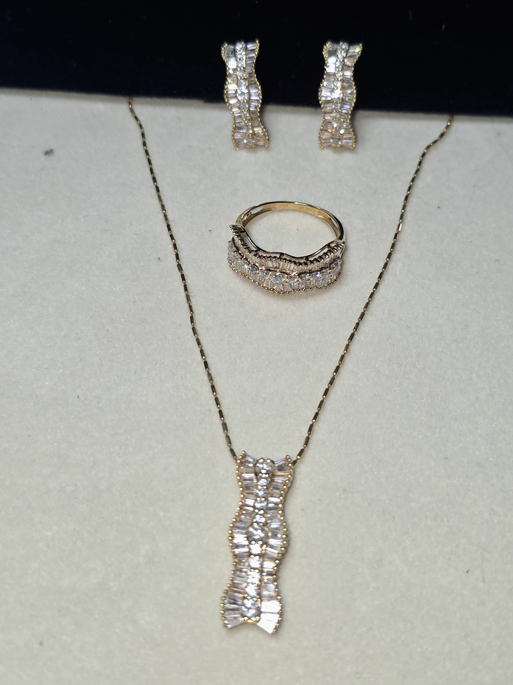 18K YG Hong Kong Setting • Natural Diamond Set 4.13ct • With Certificate